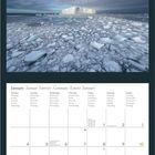 Kalender für Januar in mehreren Sprachen. Foto von antarktischem Eisberg unter bewölktem Himmel. GEO-Logo unten rechts.