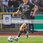 "Vorjahresabbildung" steht auf einem Balken, mit einem Fußballspieler in schwarzem Trikot im Hintergrund, Kalender darunter.
