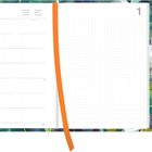 Kalenderseite: Januarwoche mit Tagen in mehreren Sprachen, orange Lesezeichen. Rechts Blumenmalerei in Grün- und Weißtönen.