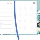 Links ein Kalender mit Daten vom 21. bis 27. Dezember, rechts eine Illustration eines Koi-Fisches in Wellen.