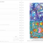 Kalenderseite mit Wochentagen. Illustration: Person angelt vom Mond, Meer mit bunten Fischen, Sternenhimmel.