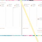 Kalenderseite mit Woche 1 im Januar. Tage in mehreren Sprachen, Platz für Notizen, bunte Ränder, heller Streifen diagonal.