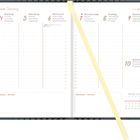 Kalenderwoche 01: 4. bis 10. Januar. Tage in mehreren Sprachen, inkl. Feiertagsmarkierung. Notizenbereich unten.