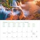 "Der neue Tag erinnert: Du darfst wachsen, ohne zu eilen." Ein Kalenderblatt für Februar mit Wochentagen und Daten.