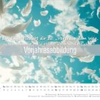Zitat: „Vertraue dem Weg, auch wenn du die Flügel noch nicht siehst.“ Kalender für Februar 2026, fliegende Federn am Himmel.