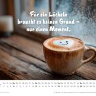 Text: "Für ein Lächeln braucht es keinen Grund – nur einen Moment." Kalender unter einem Fenster, Cappuccino mit Lächeln.