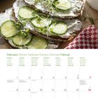 Februar. Montag bis Sonntag in mehreren Sprachen. Foto von Brotscheiben mit Frischkäse, Gurken und Sprossen.