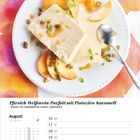 Pfirsich-Weißwein-Parfait mit Pistazien-Karamell. Augustkalender mit farbigem Hintergrund und Dessert auf Teller.