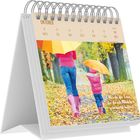 Kalenderseite Oktober: "Werde die Frau, die du als Mädchen gebraucht hättest." Zwei Personen mit Regenschirmen im Herbst.