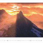 Kalenderdatum 1–31, Januar 2027. Sonnenuntergang hinter verschneiten Bergen mit orangefarbenem Himmel.