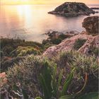 "04" zeigt einen Kalender für April. Sonnenaufgang über dem Mittelmeer, bewölkter Himmel, Küste mit Insel im Hintergrund.