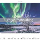 Vorjahresabbildung. Text über Kanada und Polarlichter. Kalendarium Januar 2026. Nordlichter über verschneiter Landschaft mit Fluss.
