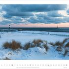 1 - 2027. Winterlandschaft mit Leuchttürmen am Meer, Schnee bedeckt Dünen, dramatischer Himmel und eisiges Wasser.