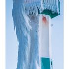 Text: "1903", "01", Kalendertage Januar. Ein Leuchtturm ist dick von Eis umhüllt.