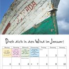Kalender mit Sprüchen wie „Dreh dich in den Wind im Januar!“. Oben ein altes Boot unter blauem Himmel.