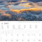 2 · 2027. Montag bis Sonntag. Kalender mit Landschaft: See, Bergsilhouette, bewölkter Sonnenuntergang.