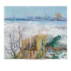 Vincent van Gogh, Snowy Landscape with Arles in the Background, 1888. Eine winterliche Szene mit schneebedecktem Feld und Stadtansicht.
