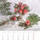 Kalenderblatt mit Januar-Tagen. Festliche Dekoration: Rosen, Tannenzweige, rote Beeren, Zapfen auf hellem Hintergrund.