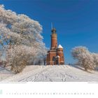 "Leuchtturm Kiel-Holtenau, Kiel, Schleswig-Holstein." Ein roter Backsteinleuchtturm in verschneiter Landschaft.