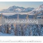 "Vorjahresabbildung" steht über einem verschneiten Gebirgswald mit Bergen im Hintergrund. Unten Monatskalender.