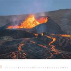 Kalenderblatt August 2027. Titel: "Ausbruch des Fagradalsfjall auf Reykjanesskagi, Island." Lava fließt aus Vulkan.