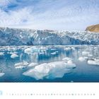 1 2027. Ein Gletscher mit schneebedeckten Bergen und schwebenden Eisschollen im blauen Wasser darunter.