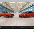 Ein roter Golf GTI von 1976 und ein moderner roter Golf GTI nebeneinander in einer großen Industriehalle. Kalender: 2027.01.