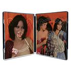 Keine erkennbaren Texte. Zwei Frauen sind in einer geöffneten DVD-Hülle abgebildet, im Hintergrund ist ein warmes Farbschema.