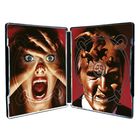 Links eine schreiende Frau, Hände vor den Augen. Rechts ein Mann mit deformiertem Gesicht. Beiden haben ein Symbol auf der Stirn.