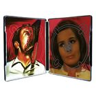 Links ein stilisiertes Gesicht mit einem Messer durchbohrt, rechts ein Frauenporträt. Roter Hintergrund.