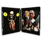 Links: Gelbe Uhren, ein grinsender Totenschädel und eine blutige Hand. Rechts: Zwei Männer, einer blutig, mit Motorsäge.