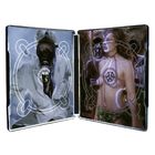 Links Mann mit Gasmaske und Krawatte. Rechts Frau im Bikini vor einem Mann mit Speer. Beide Szenen in transparentem Disc-Case.