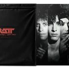 „RATT Dancing Undercover 40th Anniversary“, fünf Männer in Schwarz-Weiß-Porträt. Links eine schwarze Tasche.
