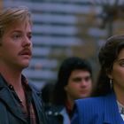 Keine sichtbaren Texte. Ein Mann mit Schnurrbart in schwarzer Jacke und eine Frau mit braunen Haaren und blauer Jacke.