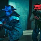 Zwei Personen in Tiermasken, „A“ darauf. Sie tragen Freizeitkleidung und halten Spielzeugwaffen in der Hand.