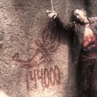 Ein Mann hängt blutig an einer Wand. Ein blutiges Zeichen und die Ziffern "1408" sind auf die Wand geschrieben.