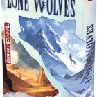 Text oben: „LONE WOLVES“. Seitlich: „Kennerspiel“, „10+“, „15-20 Min.“, „2 Spieler“. Illustration: Berglandschaft, Wolf, Wüste.