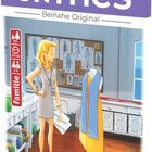 „mini crimes“, „Beinahe Original“, 10+, „Familie“, Frau in grauem Kleid, Pinnwand mit Zeichnungen, Schneiderpuppe.