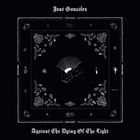 „José González“ oben, „Against The Dying Of The Light“ unten. Florale Muster, Symbole und zentrale Sonne in Schwarz-Weiß.