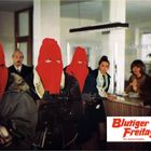 "Blutiger Freitag", ein Gloria-Farbfilm. Personen mit roten Masken und Waffen in einer Bank, Leute wirken bedroht.