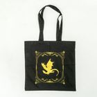 Schwarze Stofftasche mit gelbem Drachenmotiv und dekorativem Rahmen.


