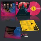 Texte: "Flesh and Dagger", "Death is Your Master". Ein pinkes Vinyl mit schwarzem Schloss, rotem Himmel.