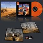 Texte: „Hellbender“, „Acid“. Rotes Auto in Wüstenlandschaft. Orangefarbene Schallplatte. Songtexte auf Blättern.