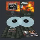 Die Texte "war machine" und "TANK" auf einem Schallplattenalbum. Zwei helle Vinylplatten, Bandfoto und Kriegsfahrzeug.