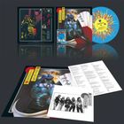 Zwei Textzeilen mit "Tokyo Blade", eine Figur in Krieger-Rüstung, bunte Vinylplatte, Liedtexte auf Papier.