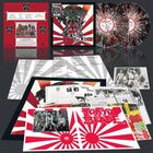 "Tokyo Blade" ist mehrfach zu sehen, darunter zwei Schallplatten mit schwarzen, weißen und roten Mustern und ein Cover mit Adler.