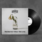 "Die Kammer Season VI" und "We Destroy What We Love". Eine verblühte Blume in einer Vase, schwarze Schallplatte daneben.