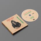 CD-Cover mit Texten: "PALASTKONZERT," "BERNHARD LLOYD" und "AM ANFANG SOLITAIRE." Illustration einer Person mit verschränkten Armen.