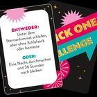 Text: "ENTWEDER: Unter dem Sternenhimmel schlafen, aber ohne Schlafsack oder Isomatte ODER: Eine Nacht durchmachen und 36 Stunden wach bleiben." Hintergrund: Bunte Karten mit Sternen und dekorativen Elementen.