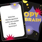 Eine Karte fragt: "Welches Kleidungsstück sollte nie wieder in Mode kommen?" Bunte, verspielte Gestaltung mit Sternen.